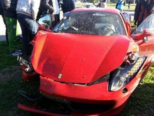 A distrus o masina de 2 mil. de euro! Copacul 'a stat' in calea vitezei cu care gonea! Politia NU mai intelege nimic, o 'fantoma' a condus! FOTO_2