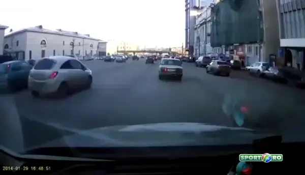 E cel mai tare sofer din lume, sau pura intamplare? Parcare UNICA reusita pe o sosea din Rusia! VIDEO