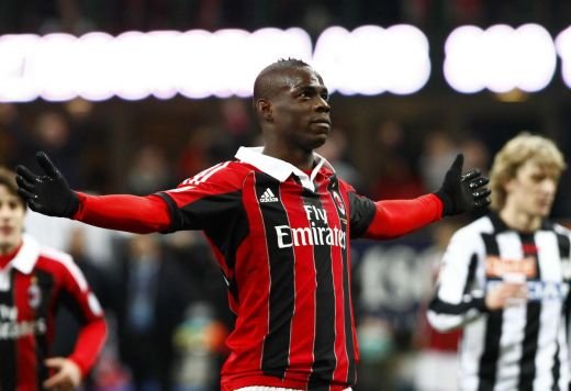 Balotelli a rupt netul cu noua lui frizura! I-a placut atat de mult, incat si-a umplut contul de Twitter cu imagini! Vezi cum arata acum