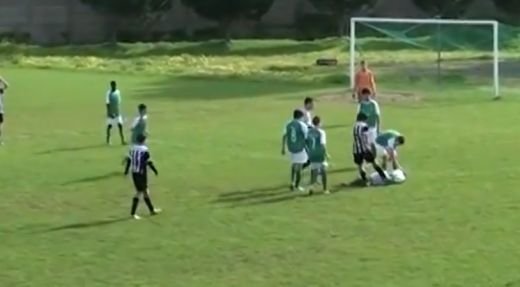 Faza SOCANTA in Portugalia! Nu stiu ce s-a intamplat cu mine! Un pusti si-a pierdut mintile pe teren si poate fi suspendat pe viata! VIDEO