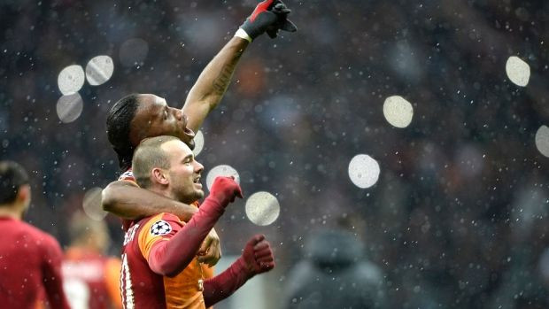 Sneijder a dat PASA anului! Era cu spatele, a sarit, apoi a urmat ASTA! Vezi ce a reusit