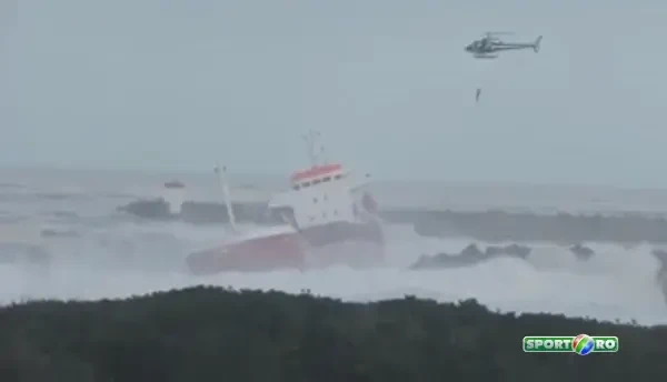 Imagini teribile cu o nava facuta praf de forta naturii! S-a rupt cand s-a izbit de stanci! VIDEO