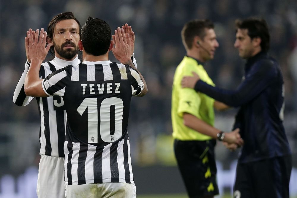 Tevez si-a dat LIKE de ziua lui! Faza tare la antrenamentul lui Juve,&nbsp; argentinianul a dat gol de pe o cladire aflata in apropierea terenului!