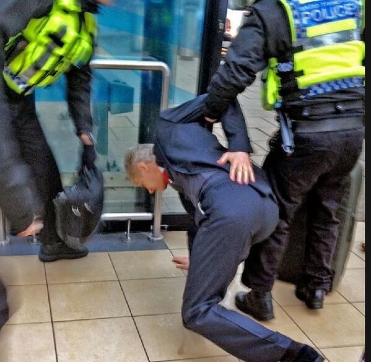 Umilinta din meciul cu Liverpool l-a terminat pe Wenger! Nu a mai putut sa stea in picioare! Ce s-ar fi intamplat la iesirea din stadion:_2