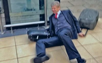 Umilinta din meciul cu Liverpool l-a terminat pe Wenger! Nu a mai putut sa stea in picioare! Ce s-ar fi intamplat la iesirea din stadion:_3