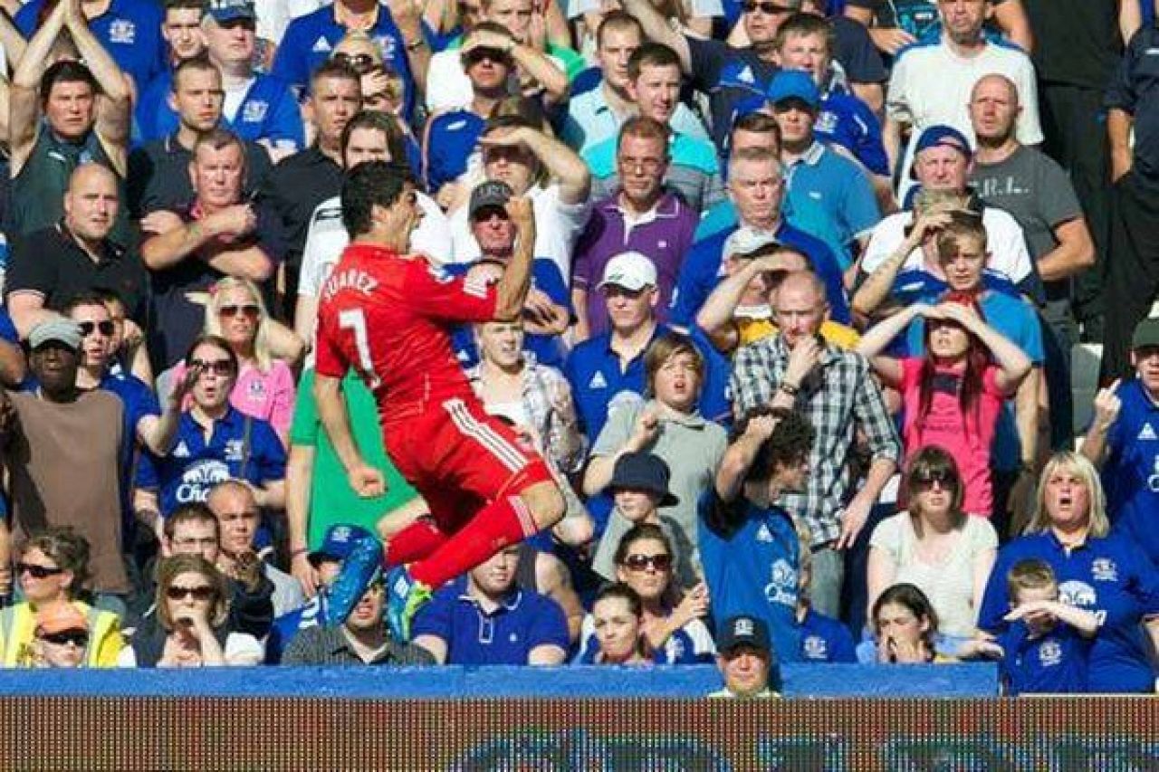 Si-a muscat un adversar si a fost acuzat de rasism! Fanii lui Liverpool il IUBESC, iar in tara sa este IDOL!