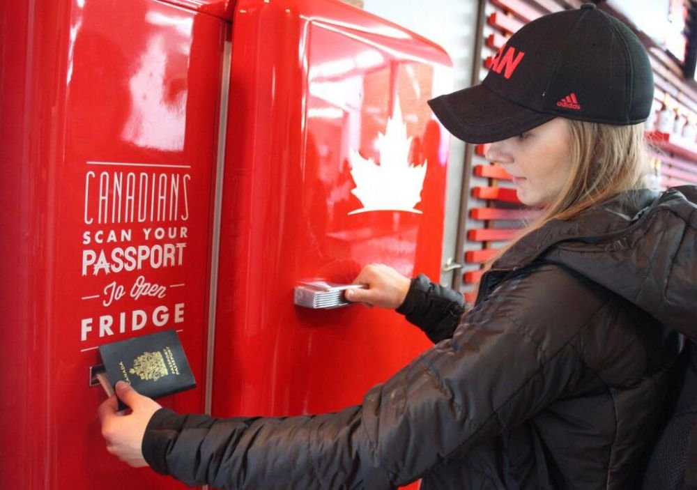 Cum sarbatoresc canadienii primul loc in clasamentul medaliilor de la Soci! :) Sportivii isi pot lua cata BERE vor de la automatul din satul olimpic! FOTO
