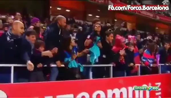 Reactia incredibila a unei fane cand s-a ales cu tricoul jucatorului preferat. A ragusit in timp record. Cine a facut-o fericita VIDEO