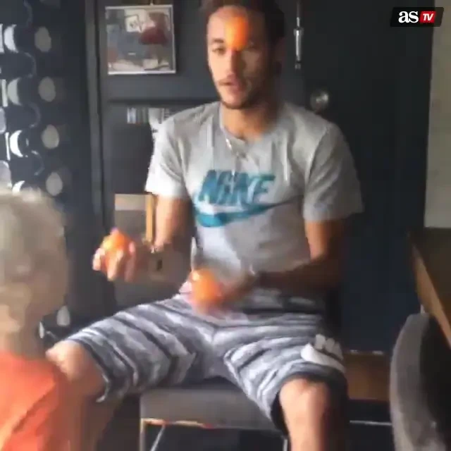 Cum jongleaza Neymar cu portocalele alaturi de fiul sau. Clipul a ajuns un hit pe internet