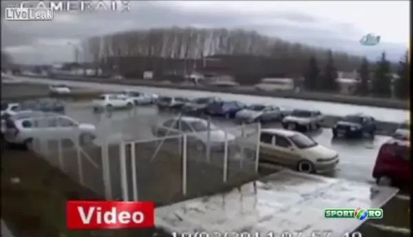 VIDEO Isi parca linistit masina cand s-a intamplat ASTA! A fost norocos ca a scapat cu viata: