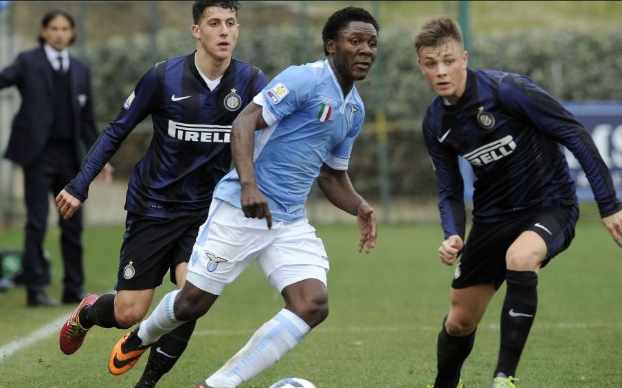 Sefii lui Lazio au INNEBUNIT cand au citit site-urile din Africa! Care ar fi varsta reala a pustiului pe care NIMENI nu-l crede cand spune ca are 17 ani