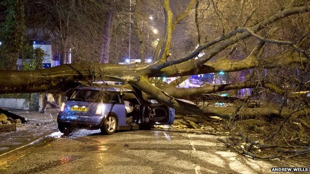Furtuna a lovit Anglia! Doua meciuri din Premier League au fost amanate. Imagini incredibile din Manchester FOTO_2