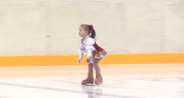 Ce face aceasta fetita pe gheata la 2 ani si jumatate a absolut IREAL! Vezi cum poate sa patineze
