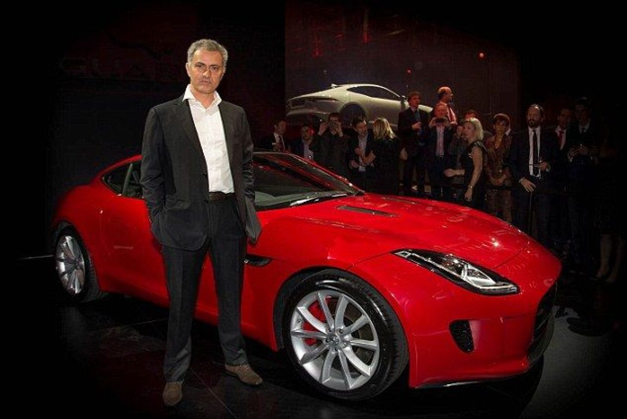 FOTO Mourinho ACCELEREAZA spre titlu cu 300 km/h! A primit o masina de super sport si si-a atacat rivalii cu ea: