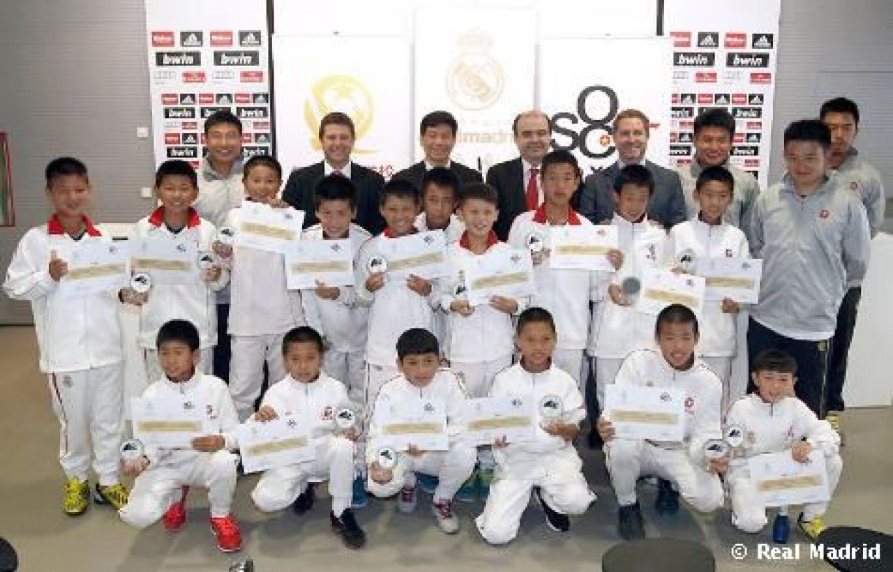 Visul comunist de a CLONA o campioana mondiala. In 2010 erau in B, azi au trofeul Ligii si cea mai mare academie de fotbal a lumii_7
