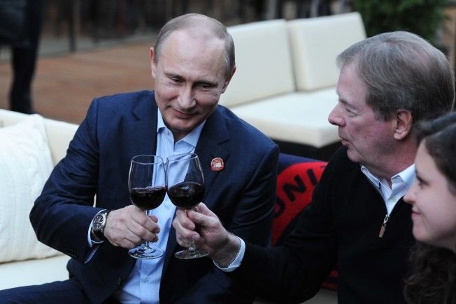 Hai ca VIN sa bem PUTIN :) Vizita neasteptata: Vladimir Putin si-a facut aparitia in tabara delegatiei americane de la Soci! FOTO_6