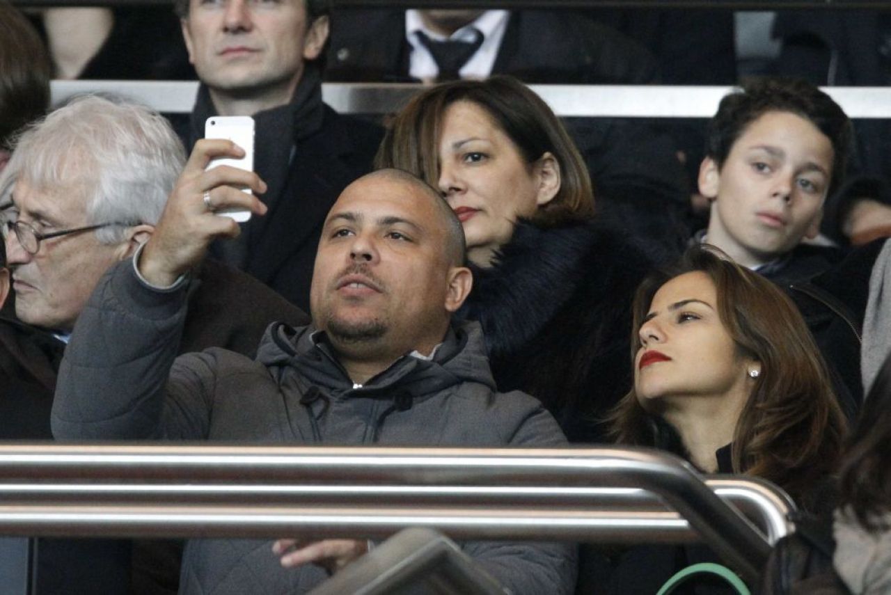 Si-a facut SELFIE, apoi l-a pozat si pe Ibra! Aparitie surpriza la meciul lui PSG! FOTO_1