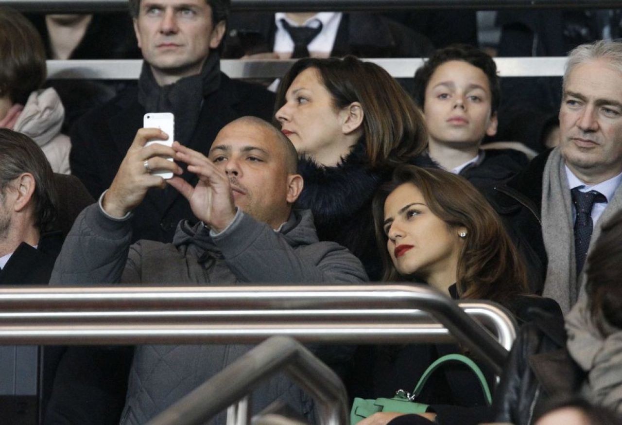 Si-a facut SELFIE, apoi l-a pozat si pe Ibra! Aparitie surpriza la meciul lui PSG! FOTO_2