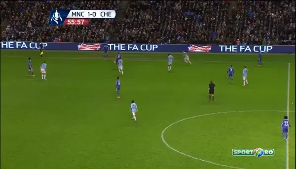 Cea mai jenanta simulare?! :) Jovetic l-a batut pe Suarez, fanii il sfatuiesc sa se apuce de sarituri in bazin! Cum a vrut sa-l pacaleasca pe arbitru, in City 2-0 Chelsea!