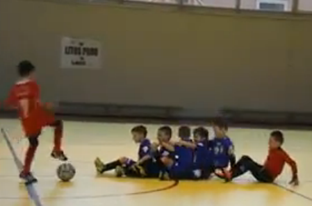 Un copil roman de 8 ani e vedeta pe net! A marcat un gol fantastic din lovitura libera, dar modul in care s-a bucurat face toti banii :) VIDEO