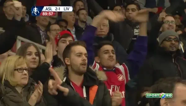 Moment EXTRAORDINAR pe teren! Portarul lui Arsenal tragea de timp, dar Sturridge s-a dus sa-l AJUTE! :) Faza serii in Europa! VIDEO