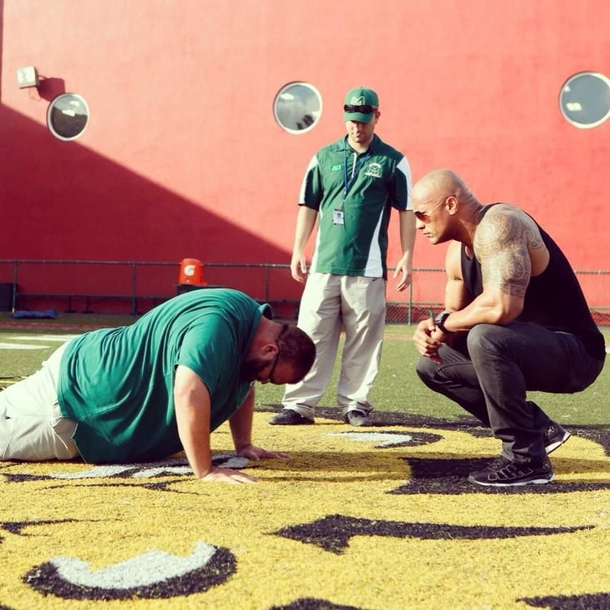 The ROCK vrea sa transforme un OBEZ intr-un pachet de muschi: Acum nu poate sa faca o flotare Vezi cum arata
