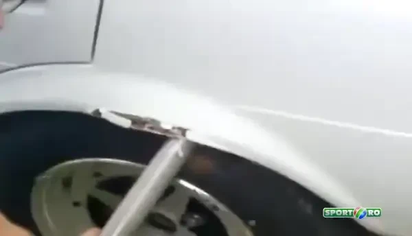 "MAYBACH" is BACK! Un pusti il imita pe Gigi Becali si repara masina cu ranga! Vezi ce se intampla cand da cu spatele - VIDEO