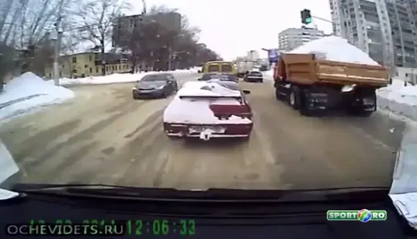 Cea mai buna lectie pe care o poti oferi in trafic! Ce se intampla intr-o intersectie din Rusia. VIDEO
