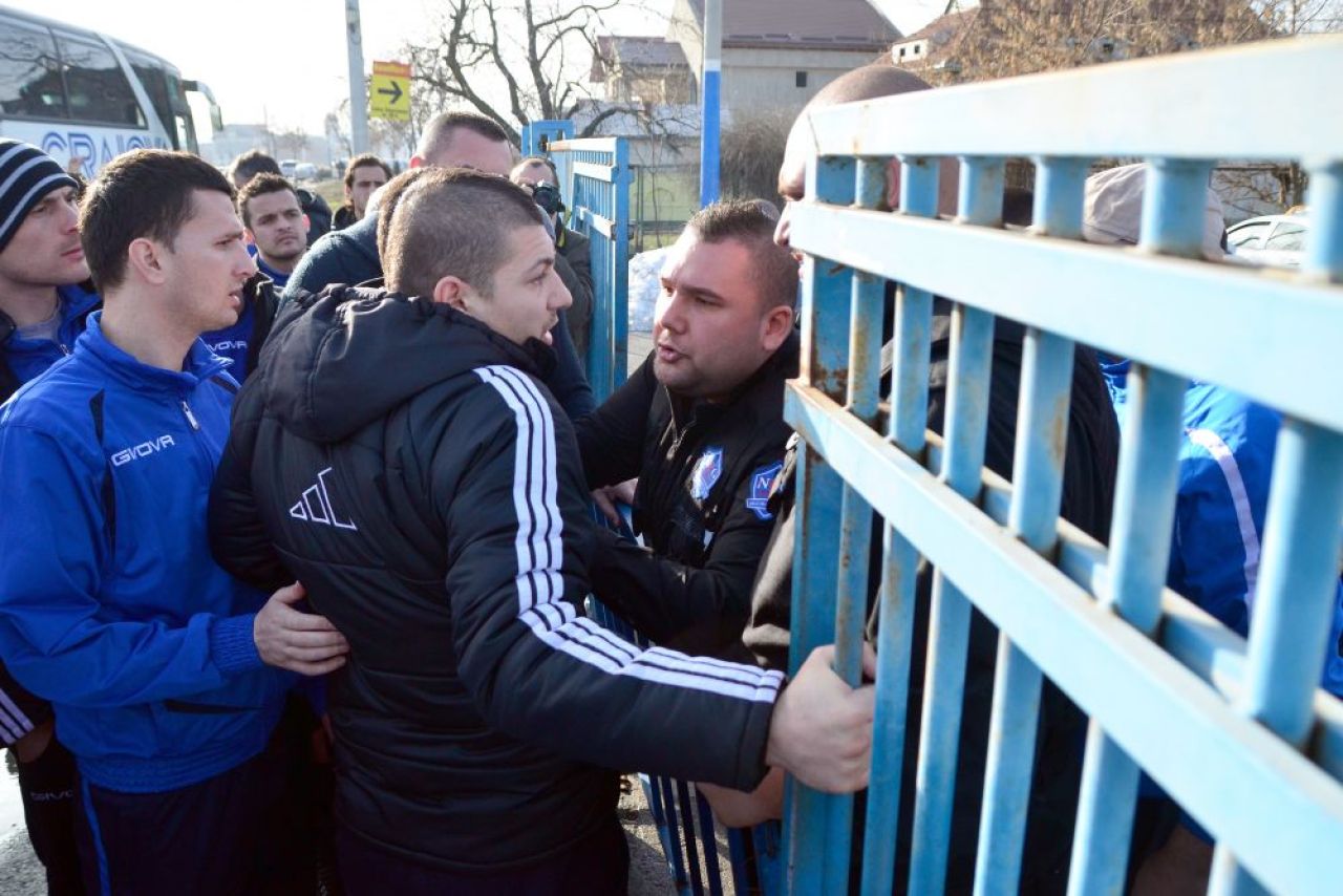 Scandal la portile stadionului Ion Oblemenco: jucatorii s-au imbrancit cu paznicii! Anuntul clubului: U Craiova isi suspenda activitatea!_3