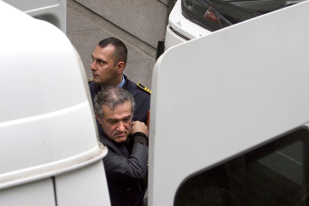 Imaginile transformarii dramatice pentru Becali in inchisoare: