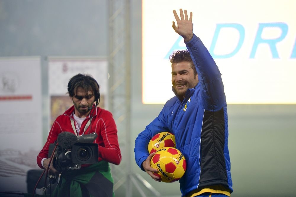 Fotbal vs. Marketing | Au venit oamenii blitz , au plecat jucatorii cheie! SONDAJ: Petrolul, lovituri reale sau campanie de transferuri total ratata?