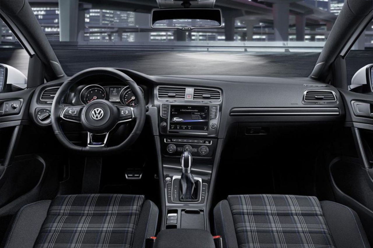 FOTO Volkswagen a lansat un nou Golf VII: Consuma 1,8 la 100 km si are 200 de cai! Vezi cum arata:_1