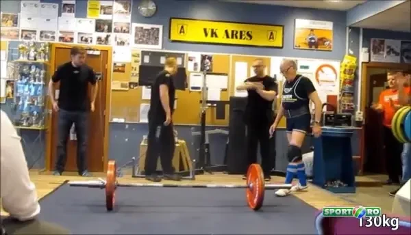 Bunicul de 91 de ani care le da clasa SMECHERILOR din sala! :) Cel mai batran powerlifter din istorie RUPE fiarele! Vezi cat ridica: VIDEO