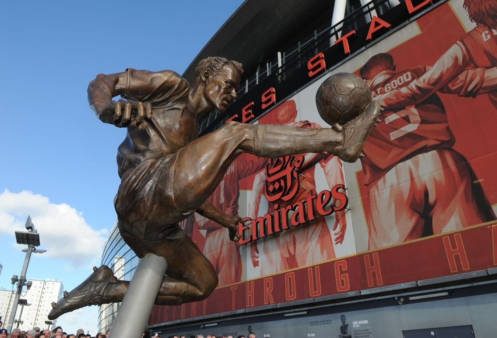 Mii de oameni au asistat la un moment legendar! Bergkamp are oficial STATUIE in fata stadionului Emirates. SUPER FOTO