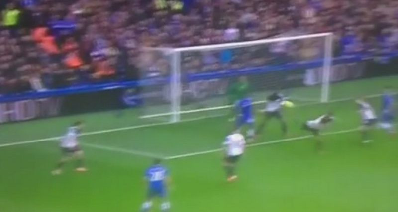 Un fundas a reusit executia lui Higuita. Scorpion kick in cel mai incins derby din acest weekend. VIDEO