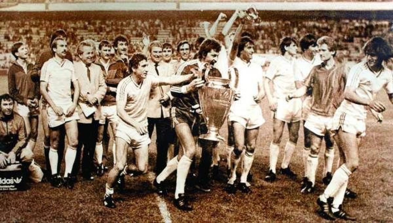 Dictatura si fotbalul: anii in care golurile se dadeau in afara terenului! Real, Atletico, Bologna, Schalke, Dinamo Moscova si Steaua pe