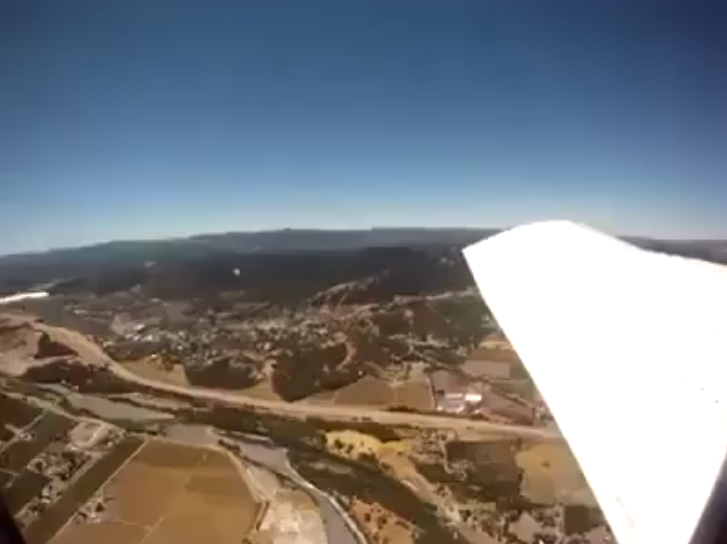 VIDEO! O camera este scapata din avion! Vezi ce se intampla cand ajunge la sol