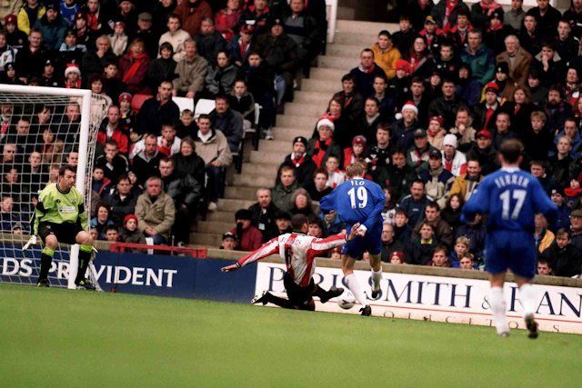 Dan Petrescu a facut parte din prima echipa alcatuita EXCLUSIV din straini, din istoria Premier League! Vezi care a fost primul