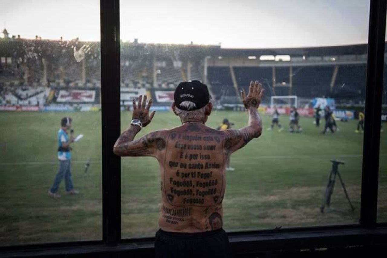 Are 69 de ani si peste 70 de tatuaje cu echipa preferata! Cel mai tare ULTRAS asteapta Cupa Mondiala pe strazile din Rio_1