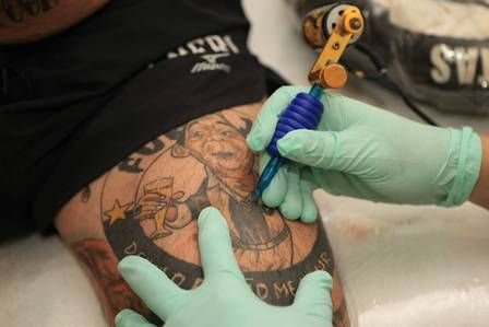 Are 69 de ani si peste 70 de tatuaje cu echipa preferata! Cel mai tare ULTRAS asteapta Cupa Mondiala pe strazile din Rio_3