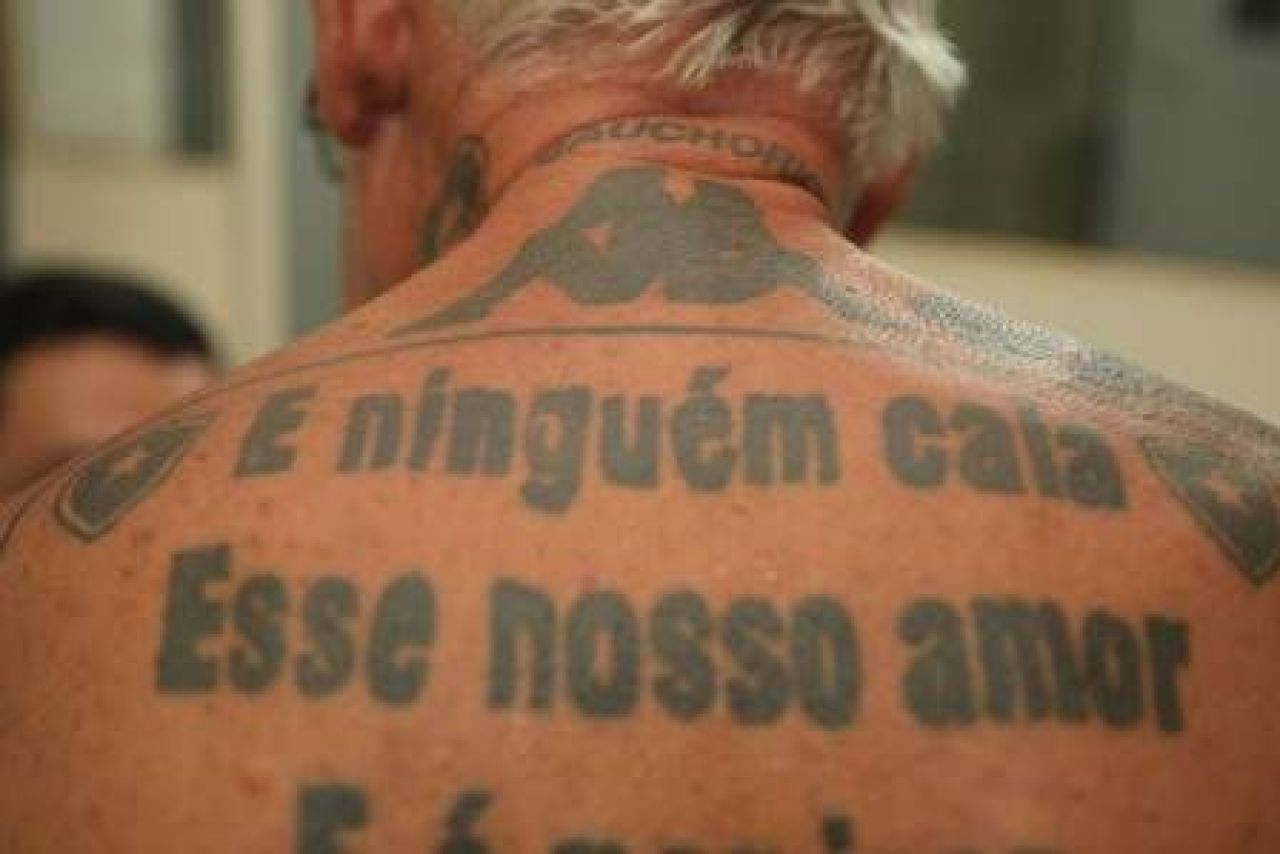 Are 69 de ani si peste 70 de tatuaje cu echipa preferata! Cel mai tare ULTRAS asteapta Cupa Mondiala pe strazile din Rio_4