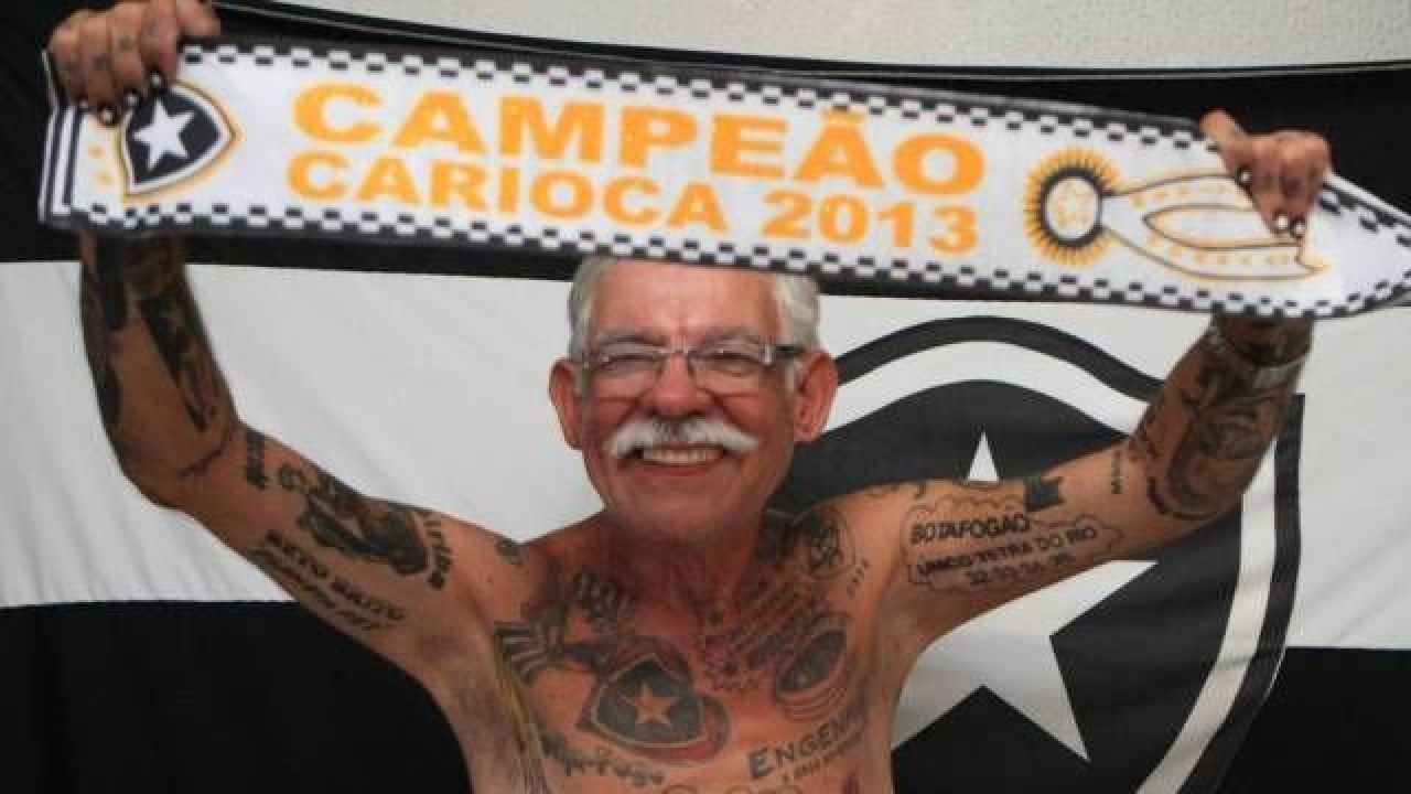 Are 69 de ani si peste 70 de tatuaje cu echipa preferata! Cel mai tare ULTRAS asteapta Cupa Mondiala pe strazile din Rio_5