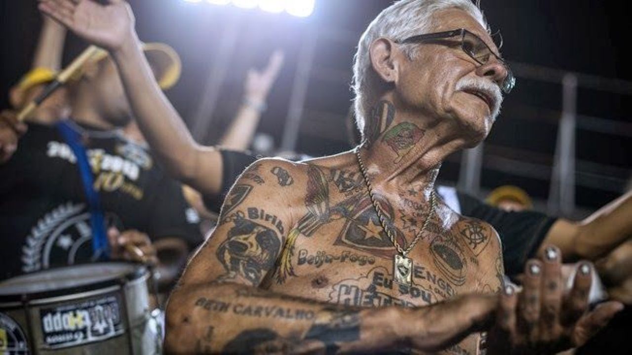 Are 69 de ani si peste 70 de tatuaje cu echipa preferata! Cel mai tare ULTRAS asteapta Cupa Mondiala pe strazile din Rio_7