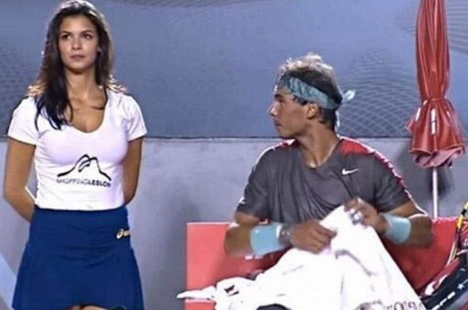 Nadal a uitat complet de tenis! :) A luat o pauza la marginea terenului si NU si-a mai revenit! Cine l-a uimit! FOTO si VIDEO