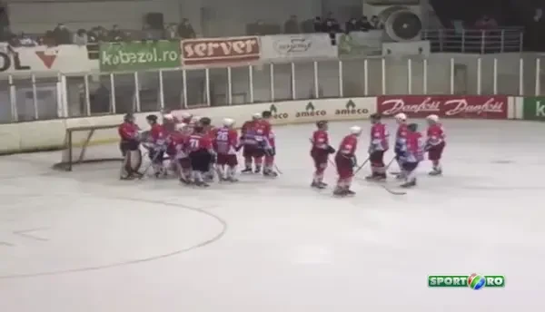 Moment INCREDIBIL cu drapelul Romaniei la Gheorghieni - Steaua! Stelistii au adus steagul cu ei, reactia salii e scandaloasa! Ce s-a intamplat