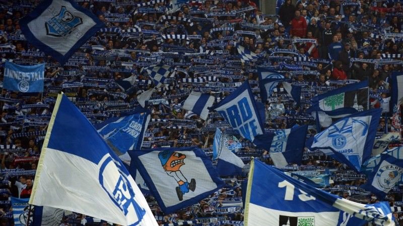 Gest INCREDIBIL in Germania! Fanii lui Schalke au iesit in strada pentru o familie de romani. Moment emotionant la Gelsenkirchen