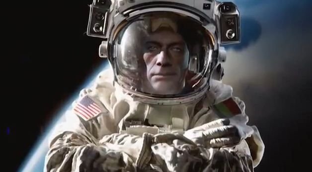 Chuck Norris a luat CLASA la faza asta! :)) Van Damme loveste din nou: spagat nebun in spatiu! Cum arata imaginile VIDEO