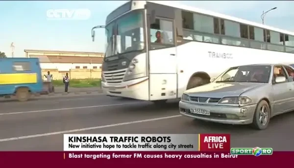 VIDEO Robocop dirijeaza traficul din Congo! Premiera MONDIALA. Cum se face ordine pe soselele din Africa: