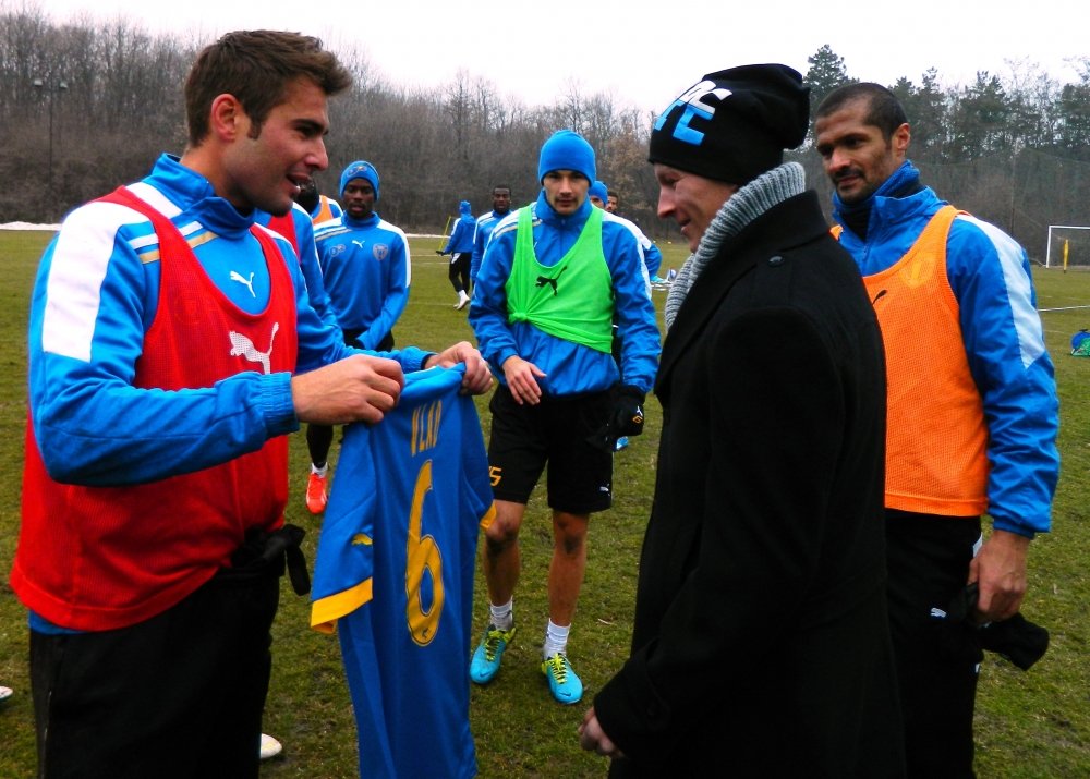 Mutu a facut un gest emotionant pentru un pusti bolnav de cancer! Imagini superbe din cantonamentul celor de la Petrolul! FOTO:
