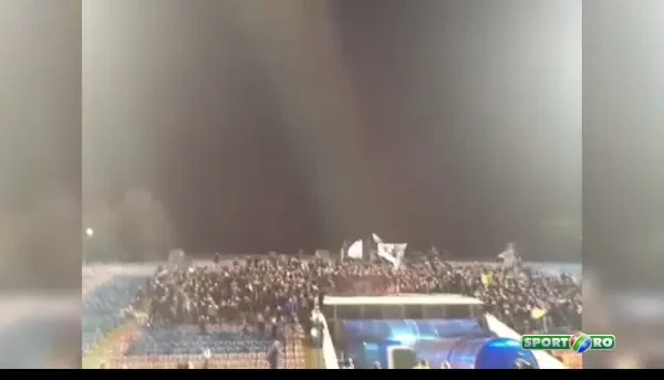 Scandarile fanilor Stelei in fata echipei, inainte de meciul cu Dinamo